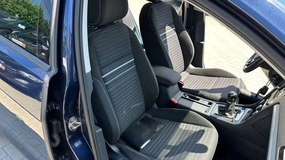 VOLKSWAGEN Golf -