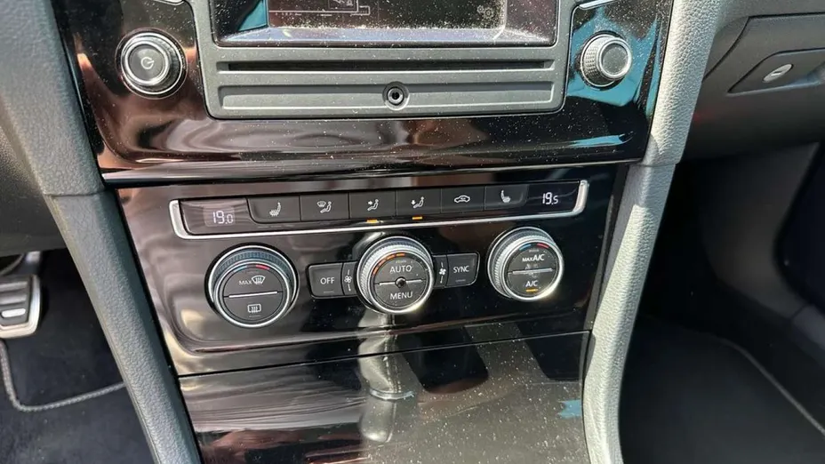 VOLKSWAGEN Golf -