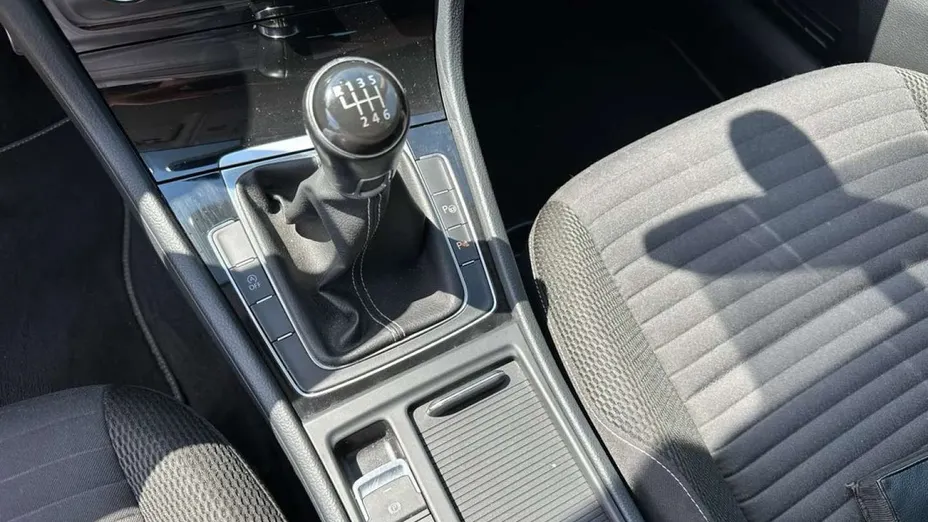 VOLKSWAGEN Golf -