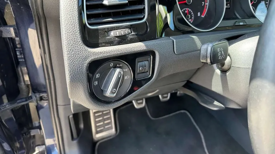 VOLKSWAGEN Golf -