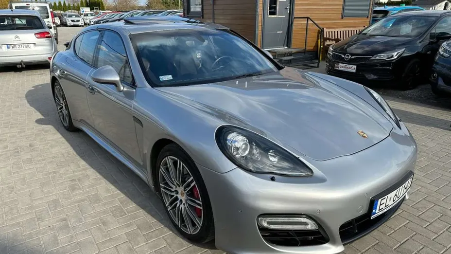 PORSCHE Panamera -
