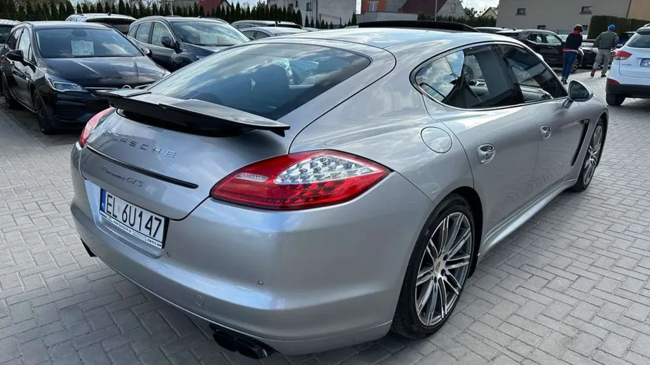 PORSCHE Panamera -