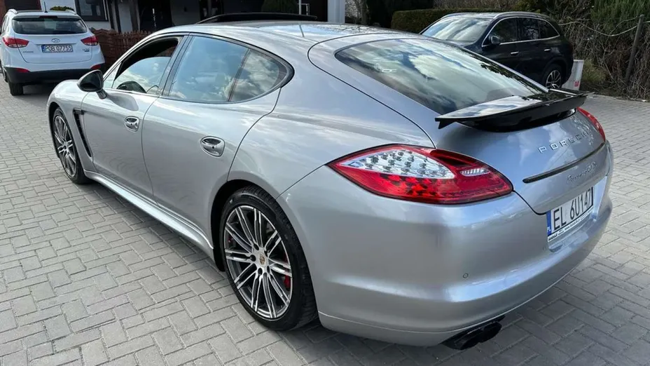 PORSCHE Panamera -