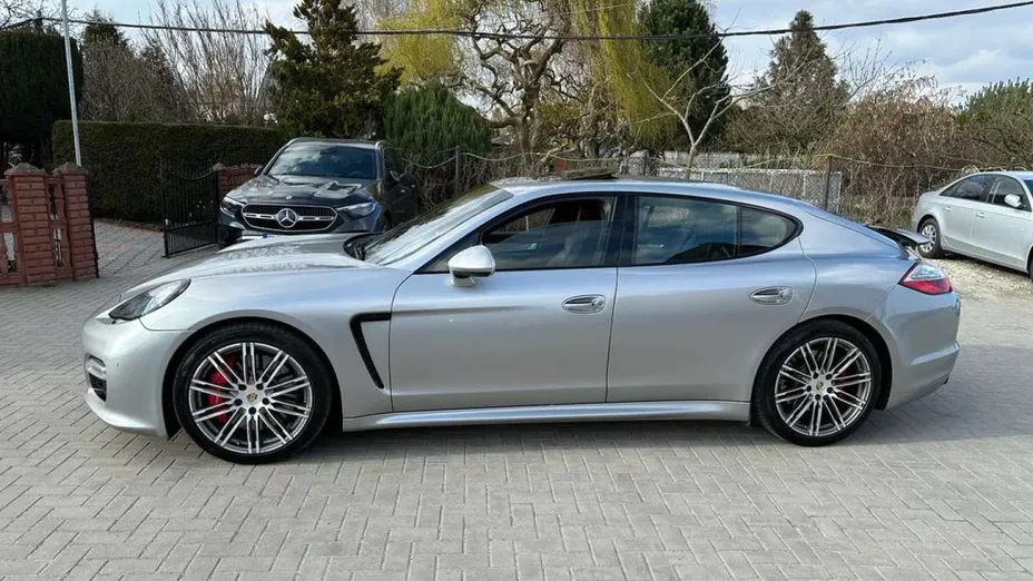 PORSCHE Panamera -
