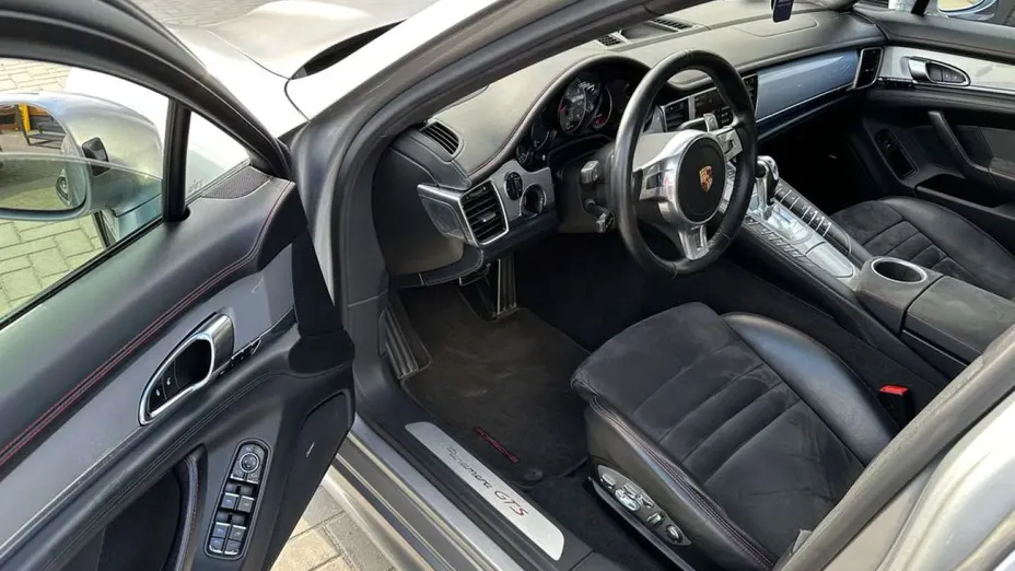 PORSCHE Panamera -