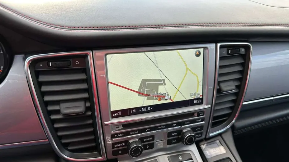 PORSCHE Panamera -