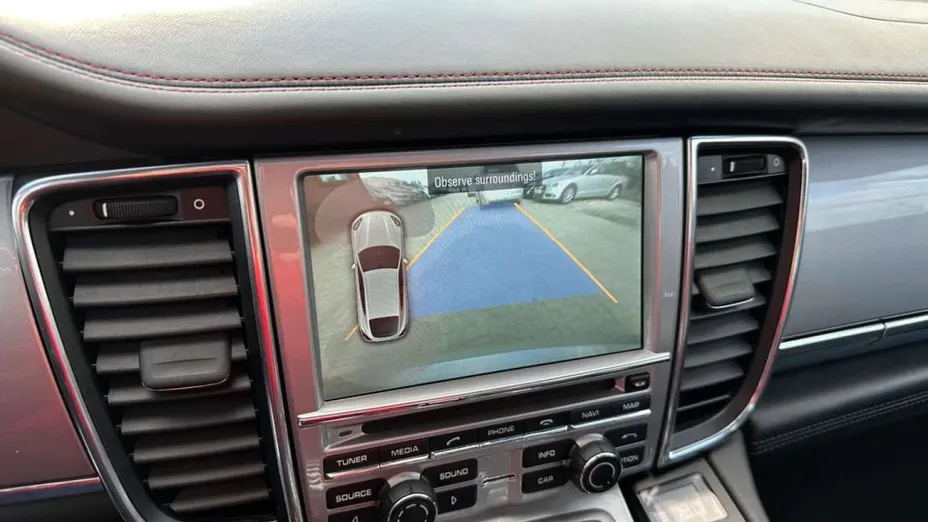 PORSCHE Panamera -