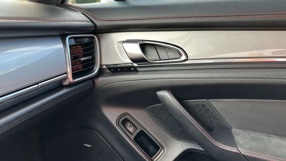 PORSCHE Panamera -