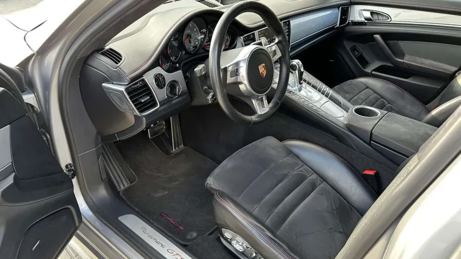 PORSCHE Panamera -