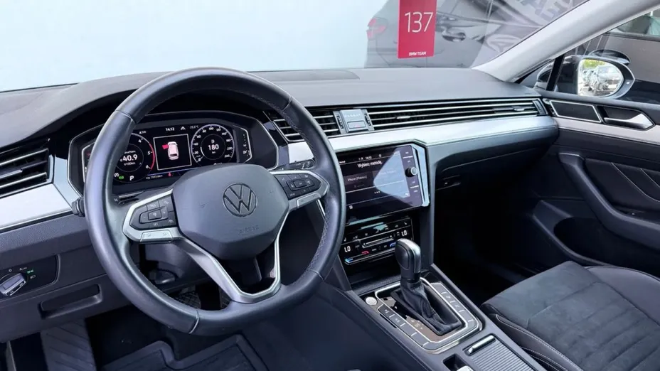 VOLKSWAGEN Passat -