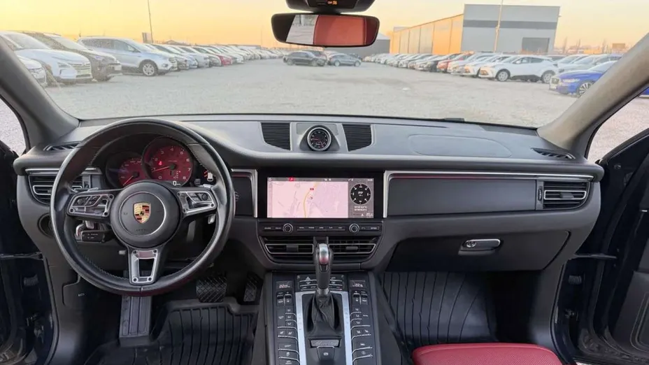 PORSCHE Macan -