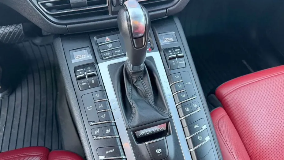 PORSCHE Macan -