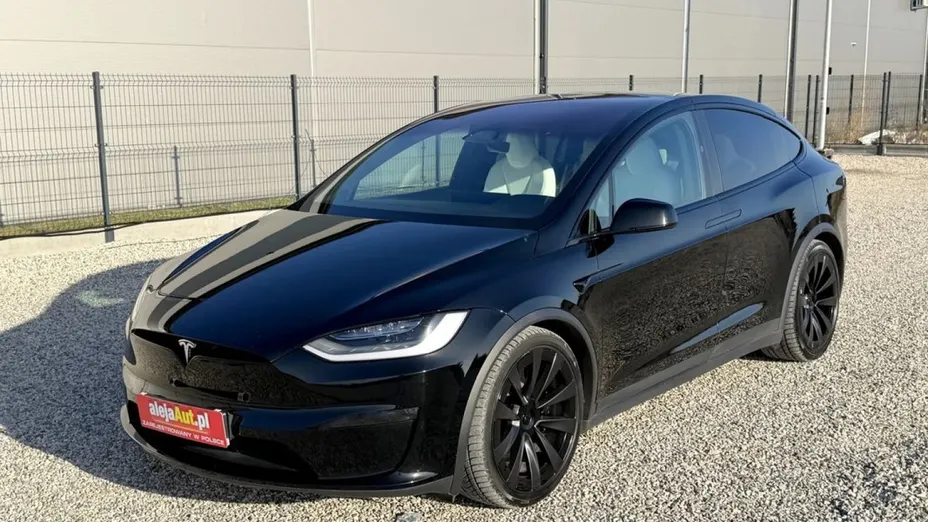 TESLA Model X -