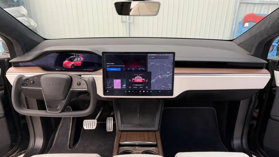 TESLA Model X -