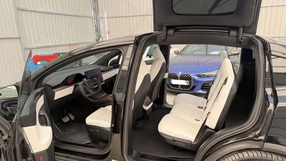 TESLA Model X -