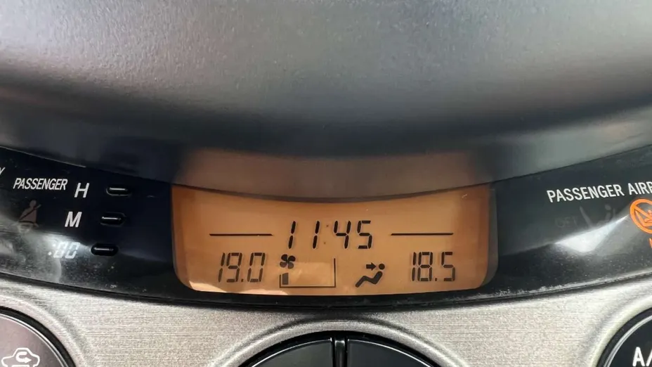 TOYOTA RAV4 -