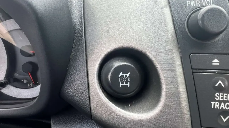 TOYOTA RAV4 -