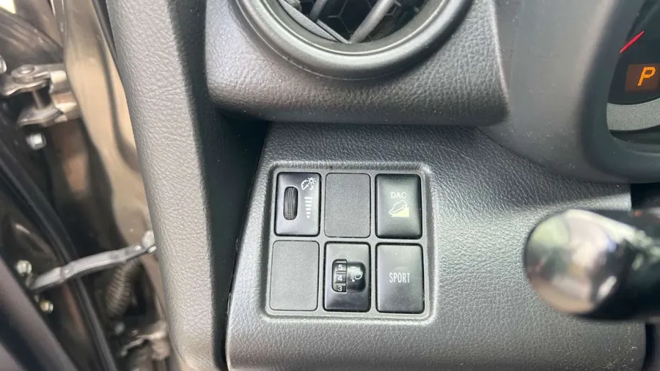 TOYOTA RAV4 -