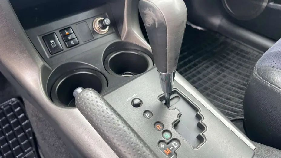 TOYOTA RAV4 -