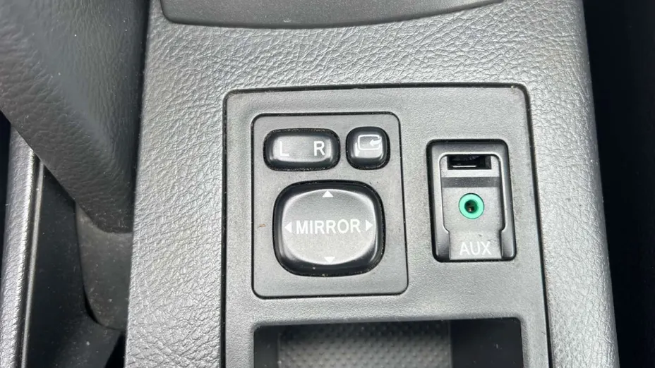 TOYOTA RAV4 -