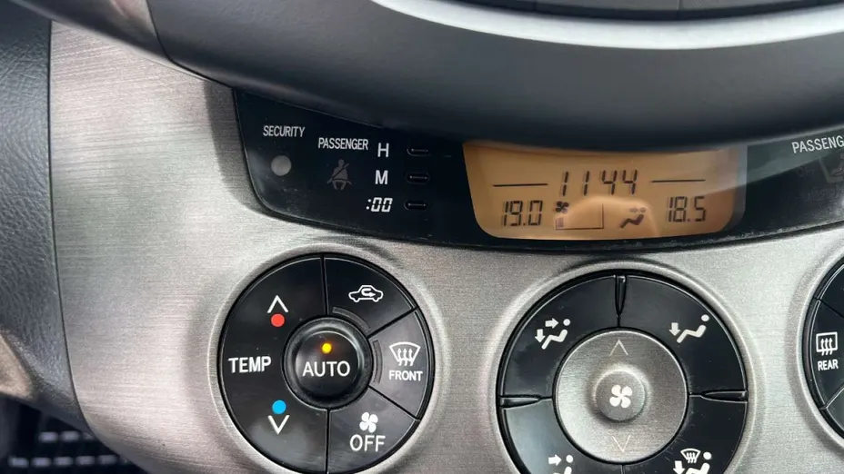 TOYOTA RAV4 -