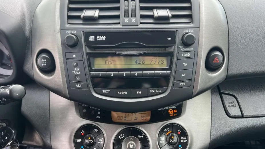 TOYOTA RAV4 -