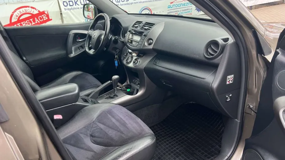 TOYOTA RAV4 -