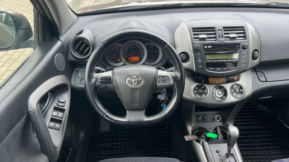TOYOTA RAV4 -