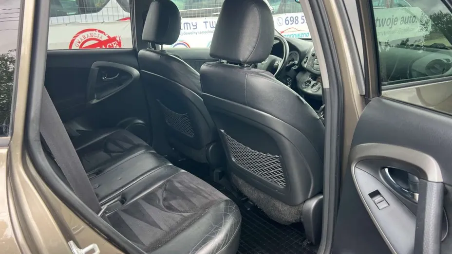 TOYOTA RAV4 -