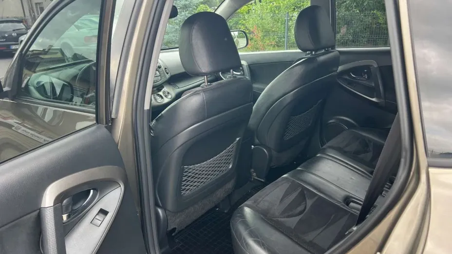 TOYOTA RAV4 -
