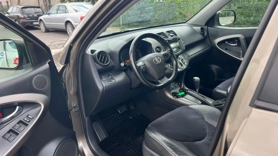 TOYOTA RAV4 -