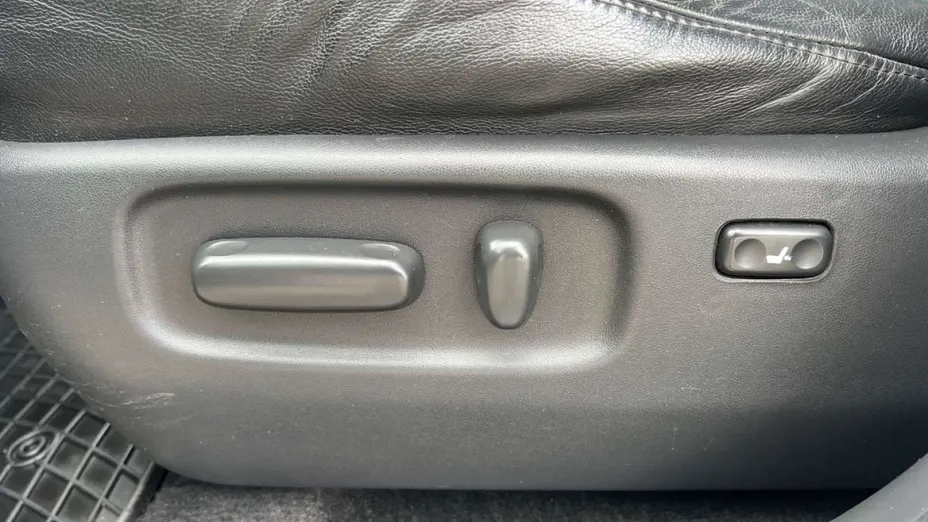 TOYOTA RAV4 -