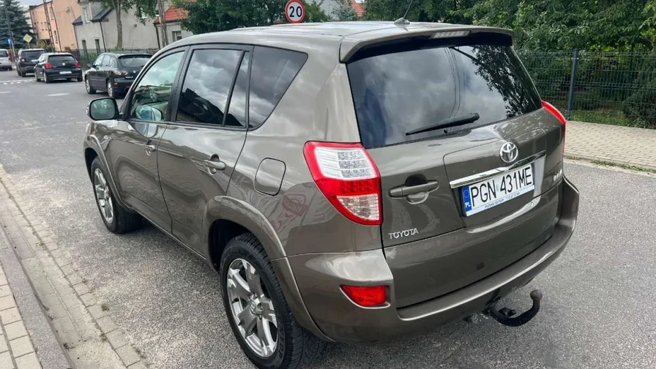 TOYOTA RAV4 -