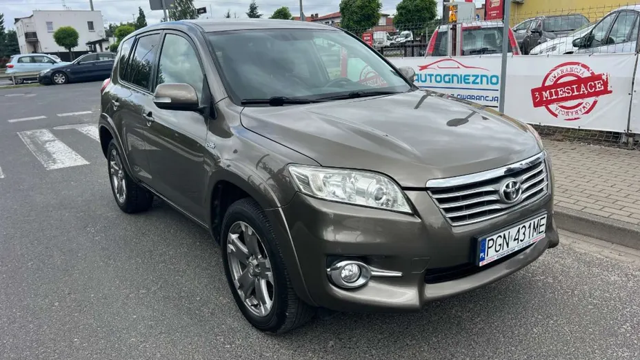 TOYOTA RAV4 -