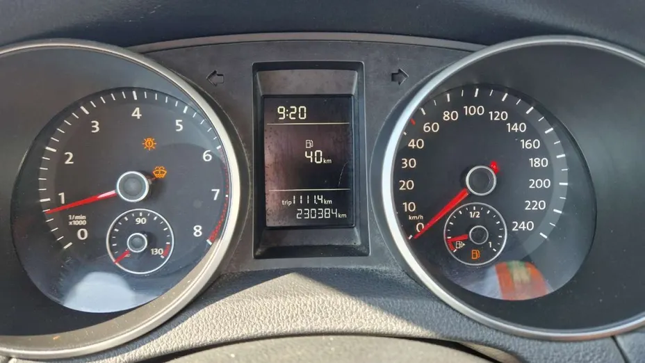 VOLKSWAGEN Golf -