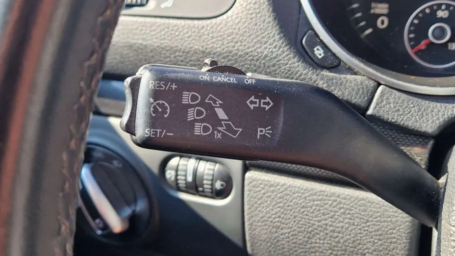 VOLKSWAGEN Golf -