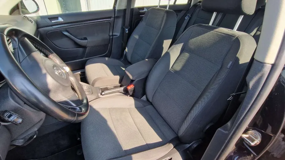 VOLKSWAGEN Golf -