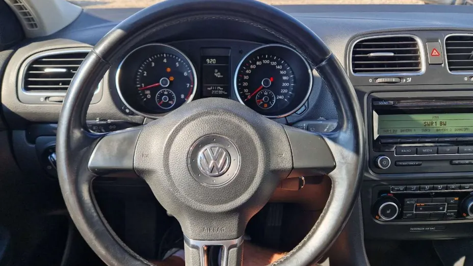 VOLKSWAGEN Golf -
