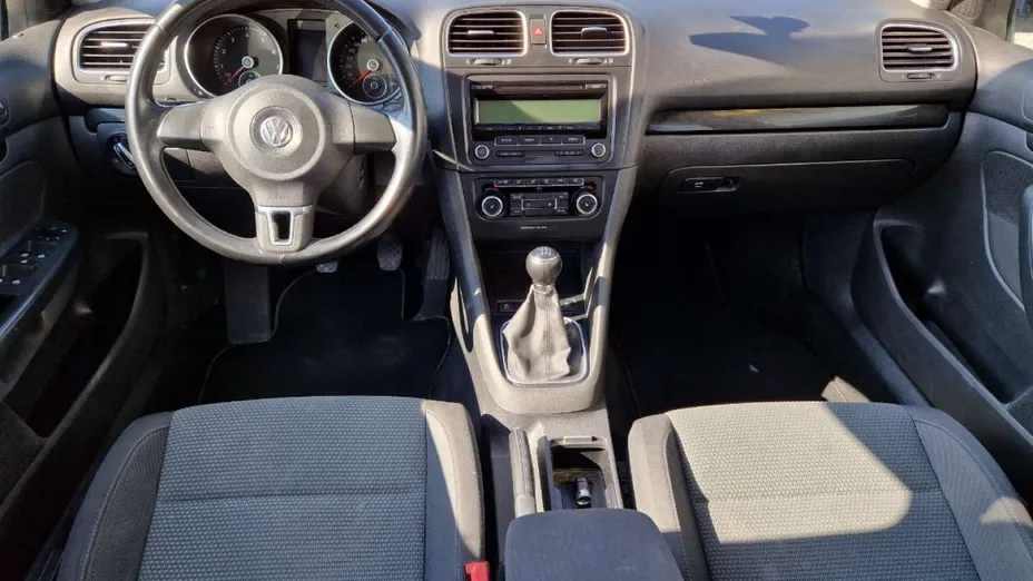 VOLKSWAGEN Golf -