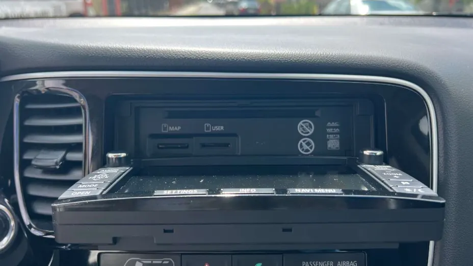 MITSUBISHI Outlander -