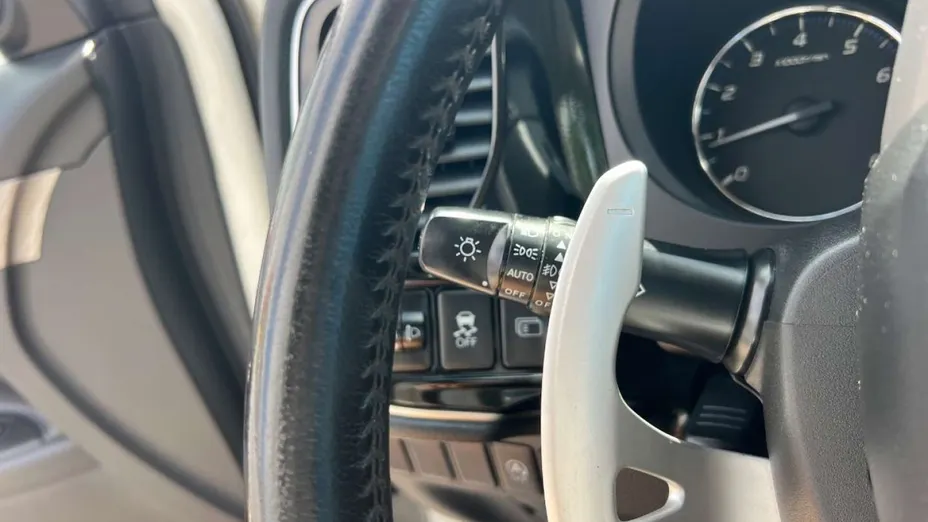 MITSUBISHI Outlander -