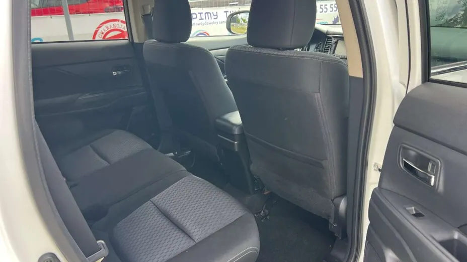 MITSUBISHI Outlander -