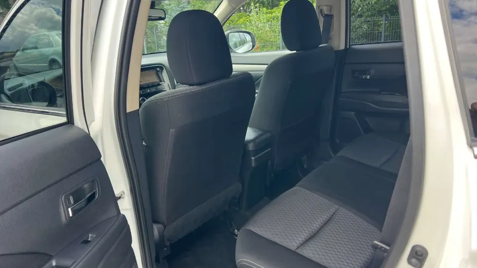 MITSUBISHI Outlander -
