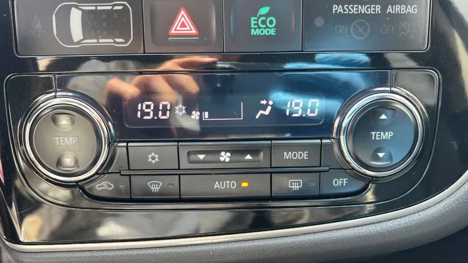 MITSUBISHI Outlander -