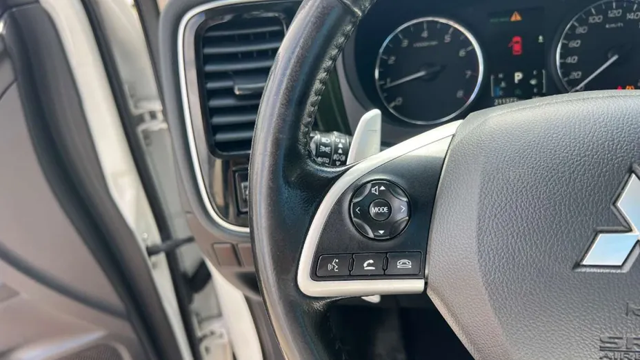 MITSUBISHI Outlander -