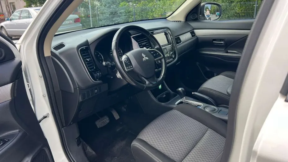 MITSUBISHI Outlander -