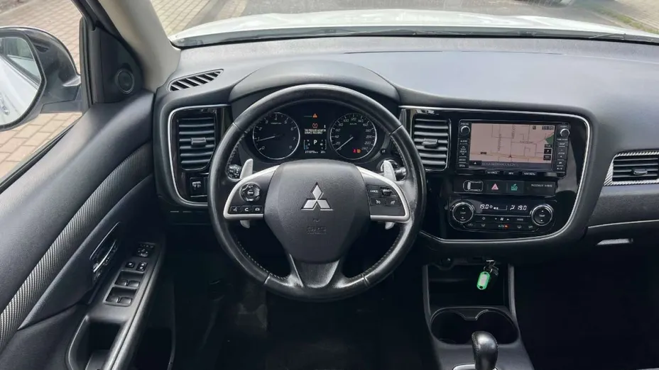 MITSUBISHI Outlander -