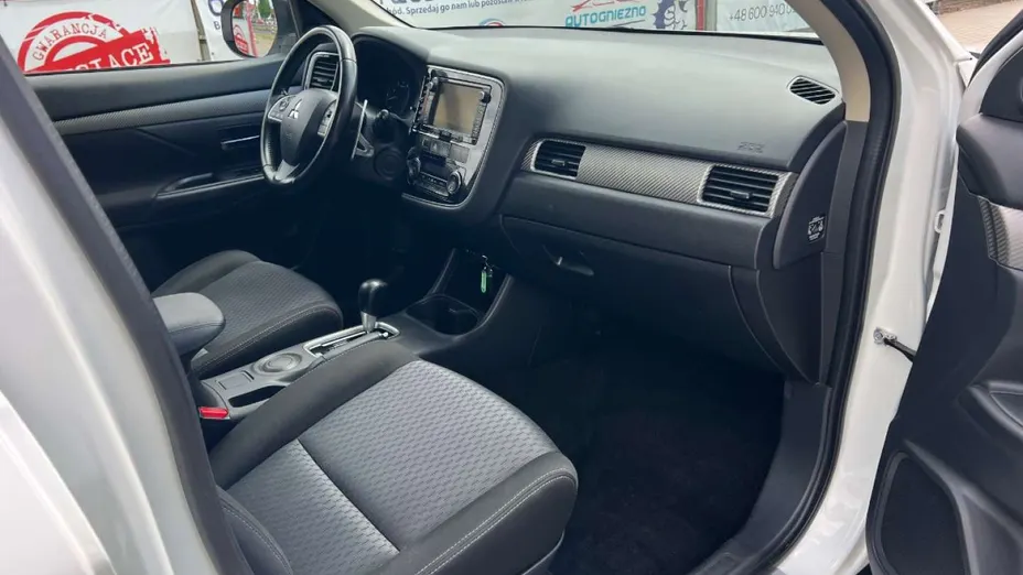 MITSUBISHI Outlander -