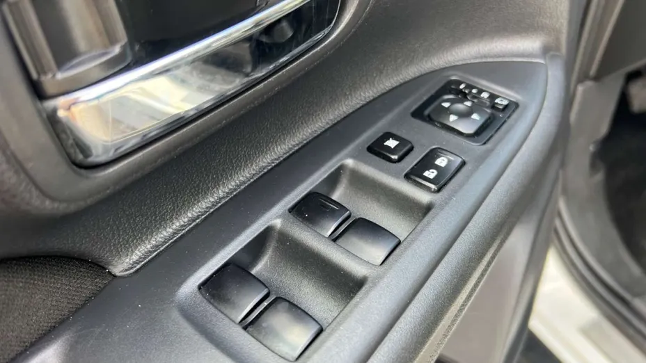 MITSUBISHI Outlander -