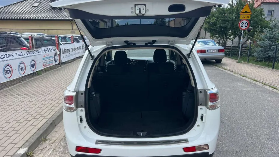 MITSUBISHI Outlander -